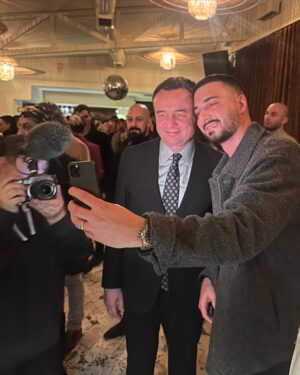 Edona Llalloshi Instagram - Kënaqësi e madhe të takohem me shum Koleg te Artit si dhe Kryeministrin me te mirë👏🏼
faleminderit per udhëheqjen tuaj të jashtëzakonshme dhe kontributin e vyer që jepni për vendin tonë ❤️