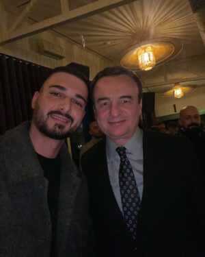 Edona Llalloshi Instagram - Kënaqësi e madhe të takohem me shum Koleg te Artit si dhe Kryeministrin me te mirë👏🏼
faleminderit per udhëheqjen tuaj të jashtëzakonshme dhe kontributin e vyer që jepni për vendin tonë ❤️