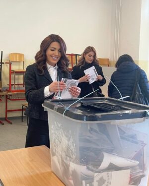 Edona Llalloshi Instagram - Votoni.
Dilni dhe merrni pjesë në këtë proces historik. Çdo votë ka rëndësinë e saj.
#BëjZgjedhjenTënde