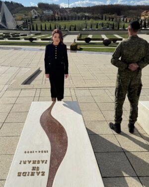 Edona Llalloshi Instagram - Deputete e Kuvendit të Republikës së Kosovës
Me përulje të thellë dhe përkushtim shpirtëror e moral ndaj së mirës së përbashkët, do ta kryej detyrën time si deputete në Kuvendin e Republikës së Kosovës. Kjo është një detyrë ndaj popullit, ndaj sakrificës dhe ndaj aspiratës për një të ardhme më të drejtë e më të ndritur.
Kosova dhe populli shqiptar, me vendosmëri të pathyeshme, kanë kërkuar dhe mbrojtur lirinë dhe të drejtën për shtet. Sot, çdo hap që hedhim është fryt i atij rrugëtimi dhe i atyre sakrificave.
Mirënjohje e thellë ndaj secilit/ës që ka dhënë kontribut në këtë rrugë të lavdishme.
