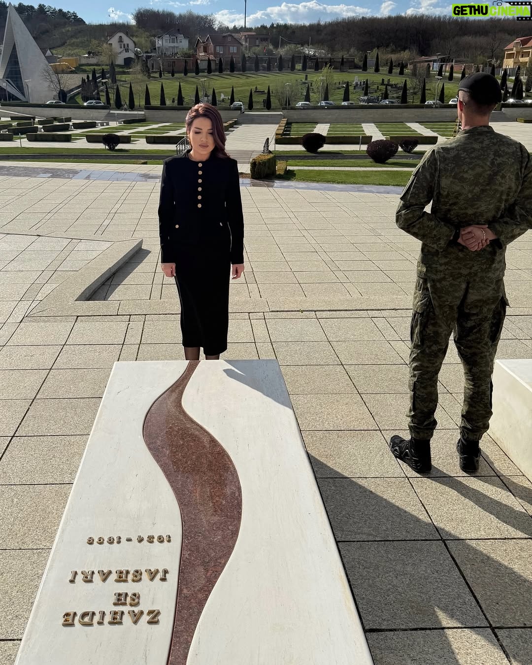 Edona Llalloshi - 3 Likes - Deputete e Kuvendit të Republikës së Kosovës

Me përulje të thellë dhe përkushtim shpirtëror e moral ndaj së mirës së përbashkët, do ta kryej detyrën time si deputete në Kuvendin e Republikës së Kosovës. Kjo është një detyrë ndaj popullit, ndaj sakrificës dhe ndaj aspiratës për një të ardhme më të drejtë e më të ndritur.

Kosova dhe populli shqiptar, me vendosmëri të pathyeshme, kanë kërkuar dhe mbrojtur lirinë dhe të drejtën për shtet. Sot, çdo hap që hedhim është fryt i atij rrugëtimi dhe i atyre sakrificave. 

Mirënjohje e thellë ndaj secilit/ës që ka dhënë kontribut në këtë rrugë të lavdishme.