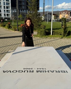 Edona Llalloshi Instagram - Deputete e Kuvendit të Republikës së Kosovës
Me përulje të thellë dhe përkushtim shpirtëror e moral ndaj së mirës së përbashkët, do ta kryej detyrën time si deputete në Kuvendin e Republikës së Kosovës. Kjo është një detyrë ndaj popullit, ndaj sakrificës dhe ndaj aspiratës për një të ardhme më të drejtë e më të ndritur.
Kosova dhe populli shqiptar, me vendosmëri të pathyeshme, kanë kërkuar dhe mbrojtur lirinë dhe të drejtën për shtet. Sot, çdo hap që hedhim është fryt i atij rrugëtimi dhe i atyre sakrificave.
Mirënjohje e thellë ndaj secilit/ës që ka dhënë kontribut në këtë rrugë të lavdishme.