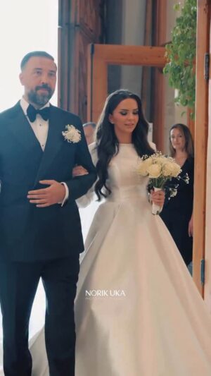 Edona Llalloshi Instagram - Urime martesën, Teuta e dashur!
Familje të nderuara Rugova dhe Gjeloshi,
Duke e ndjerë thellë në shpirt këtë moment kaq të rëndësishëm për ju, më lejoni t’ju përcjell urimet e mia më të sinqerta për martesën e Teutës me Agronin.
Për mua si artiste, do të ishte nder dhe kënaqësi e veçantë të performoja në këtë ngjarje kaq të rëndësishme për Familjen Rugova dhe Gjeloshi. Por, fatkeqësisht, për shkak të angazhimeve të planifikuara më herët, m’u pamundësua të përformoja dhe të shijonim momente të bukura nga martesa juaj. Gjithsesi, ju falenderoj për përzgjedhjen tuaj.
E dashur Teuta, sot ke nisur një kapitull të ri me dinjitetin e një vajze të rritur në një familje me traditë, vlera dhe dashuri për vendin. Si mike e familjes suaj, uroj që martesa jote të jetë strehë e dashurisë së përhershme!
Zonjës Fanë dhe gjithë familjes urime!
Me shumë dashuri dhe respekt,
Edona Llalloshi