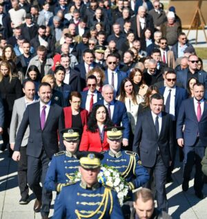 Edona Llalloshi Instagram - Në Prekazin Historik
Familja Jashari janë simbol i heroizmit, sakrificës dhe guximit të pamposhtur në rrugën për lirinë e Kosovës. Jasharajt u shnëdrruan në fanar i cili ndriçon rrugën tonë përgjithmonë.
Familja Jashari, dëshmorët dhe martirët e kombit do të mbeten përjetë në zemrat tona!
🇦🇱🇽🇰