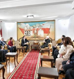 Edona Llalloshi Instagram - Në Prekazin Historik
Familja Jashari janë simbol i heroizmit, sakrificës dhe guximit të pamposhtur në rrugën për lirinë e Kosovës. Jasharajt u shnëdrruan në fanar i cili ndriçon rrugën tonë përgjithmonë.
Familja Jashari, dëshmorët dhe martirët e kombit do të mbeten përjetë në zemrat tona!
🇦🇱🇽🇰