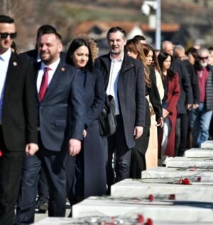 Edona Llalloshi Instagram - Në Prekazin Historik
Familja Jashari janë simbol i heroizmit, sakrificës dhe guximit të pamposhtur në rrugën për lirinë e Kosovës. Jasharajt u shnëdrruan në fanar i cili ndriçon rrugën tonë përgjithmonë.
Familja Jashari, dëshmorët dhe martirët e kombit do të mbeten përjetë në zemrat tona!
🇦🇱🇽🇰