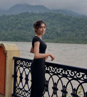Eisha Singh Instagram - मानो तो मैं गंगा माँ हूँ, न मानो तो बहता पानी...

हर हर गंगे......
🤍

#EishaSingh