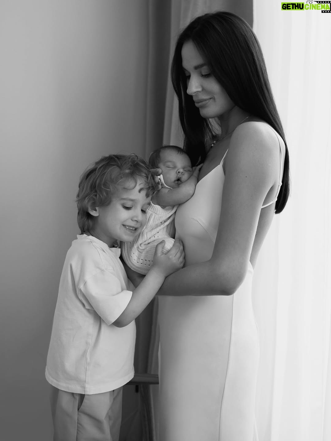 Ekaterina Vladimirova - 255 Likes - Это было три месяца назад, а ощущение как-будто вчера… Время скоротечно! Наша семья ❤️ Фотограф @rina.kamzolova
