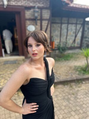Elçin Afacan Instagram - Sitare & Cengiz 3.8.25 • 
Anne ördek gitti. Büyüme zamanı🥂🥹♥️

Elbise: @forcostumeofficial 
#reklam