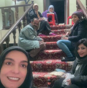 Elika Abdolrazzaghi Instagram - سرده،کرونا بیداد میکنه،شرایط افتضاحه ولی ناامیدی ممنوعه
ماسکها برای عکس و خوردن غذا برداشته شده #برف_بی_صدا_می_بارد #الیکاعبدالرزاقی #ناامیدی_ممنوع #سریال #مریم_شیرازی #مهسا_طهماسبی #art #هنر