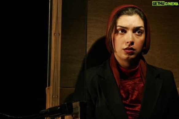 Elika Abdolrazzaghi - 23.3K Likes - ممنونم مهدی جان که عکس های کار رو برام فرستادی ،دمت گرم رفیق .نمایش مرد اتفاقی به کارگردانی وحید رهبانی ،شانزده سال پیش
بازیگران نمایش:مهدی بجستانی،شیوا حمیدخانی و الیکا