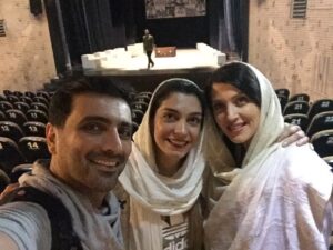 Elika Abdolrazzaghi Instagram - تئاترها باز بودن،امین اجرا داشت در تالار سنگلج،من و ارکیده با چه ذوقی رفتیم برای تماشا و چقدر خوش گذشت اون شب
یعنی دوباره اون روزهای تئاتر برمیگرده ؟؟؟#ناامیدی_ممنوع #تئاتر #امین_زندگانی #ارکیده_هوشیاری #الیکاعبدالرزاقی #سنگلج