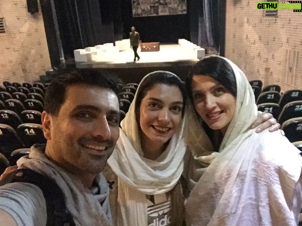 Elika Abdolrazzaghi - 22K Likes - تئاترها باز بودن،امین اجرا داشت در تالار سنگلج،من و ارکیده با چه ذوقی رفتیم برای تماشا و چقدر خوش گذشت اون شب 
یعنی دوباره اون روزهای تئاتر برمیگرده ؟؟؟#ناامیدی_ممنوع #تئاتر #امین_زندگانی #ارکیده_هوشیاری #الیکاعبدالرزاقی #سنگلج