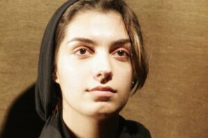 Elika Abdolrazzaghi Instagram - ممنونم مهدی جان که عکس های کار رو برام فرستادی ،دمت گرم رفیق .نمایش مرد اتفاقی به کارگردانی وحید رهبانی ،شانزده سال پیش
بازیگران نمایش:مهدی بجستانی،شیوا حمیدخانی و الیکا
