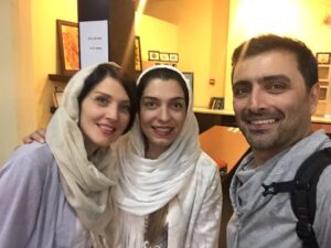 Elika Abdolrazzaghi Instagram - تئاترها باز بودن،امین اجرا داشت در تالار سنگلج،من و ارکیده با چه ذوقی رفتیم برای تماشا و چقدر خوش گذشت اون شب
یعنی دوباره اون روزهای تئاتر برمیگرده ؟؟؟#ناامیدی_ممنوع #تئاتر #امین_زندگانی #ارکیده_هوشیاری #الیکاعبدالرزاقی #سنگلج