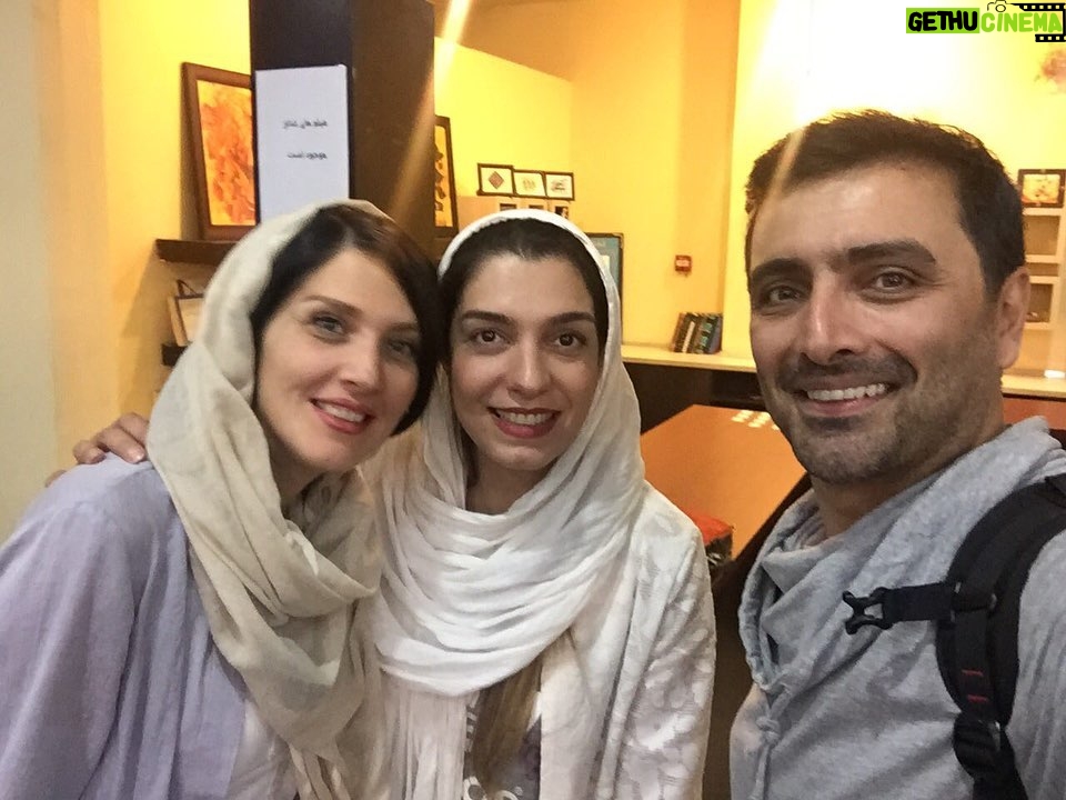 Elika Abdolrazzaghi - 22K Likes - تئاترها باز بودن،امین اجرا داشت در تالار سنگلج،من و ارکیده با چه ذوقی رفتیم برای تماشا و چقدر خوش گذشت اون شب 
یعنی دوباره اون روزهای تئاتر برمیگرده ؟؟؟#ناامیدی_ممنوع #تئاتر #امین_زندگانی #ارکیده_هوشیاری #الیکاعبدالرزاقی #سنگلج
