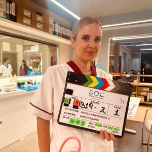 Elisa Di Eusanio Instagram - Primo giorno 🎬
Quarta stagione 💙
@docnelletuemani 
Teresona pronta in corsia 🩺

@luxvide @silvia_signorelli 
@sisi_communication