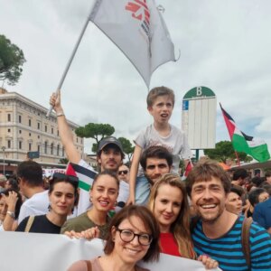 Elisa Di Eusanio Instagram - Eravamo un mare
Eravamo belli 
Eravamo lì per agire il nostro diritto 
Il nostro dissenso 
Per proteggere 
Per urlare 
Eravamo lì per Amore 
Io ho percepito solo Amore oggi 
La volontà di esserci 
Di lottare 
Di non arrendersi 
Stiamo vivendo un tempo che ci chiama
Ha bisogno di aiuto 
C'è bisogno di un risveglio collettivo di coscienza 

Chi sono io?
Non bisognerebbe mai smettere di tentare di rispondere alla prima unica grande domanda che riguarda il nostro esistere 

Grazie a tuttə 
Soprattutto ai miei meravigliosi compagni di viaggio nel lavoro 
che da oggi sono un po' più fratelli e sorelle di viaggio nella vita 
Vi voglio bene ❤️✊

E grazie @medicisenzafrontiere siete speciali 🙏

@pierpaolospollon @giovanni_scifoni @marco__rossetti @matildegioli @lauracravedi
