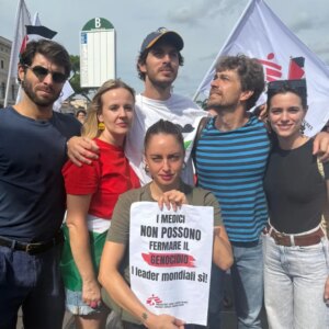 Elisa Di Eusanio Instagram - Eravamo un mare
Eravamo belli 
Eravamo lì per agire il nostro diritto 
Il nostro dissenso 
Per proteggere 
Per urlare 
Eravamo lì per Amore 
Io ho percepito solo Amore oggi 
La volontà di esserci 
Di lottare 
Di non arrendersi 
Stiamo vivendo un tempo che ci chiama
Ha bisogno di aiuto 
C'è bisogno di un risveglio collettivo di coscienza 

Chi sono io?
Non bisognerebbe mai smettere di tentare di rispondere alla prima unica grande domanda che riguarda il nostro esistere 

Grazie a tuttə 
Soprattutto ai miei meravigliosi compagni di viaggio nel lavoro 
che da oggi sono un po' più fratelli e sorelle di viaggio nella vita 
Vi voglio bene ❤️✊

E grazie @medicisenzafrontiere siete speciali 🙏

@pierpaolospollon @giovanni_scifoni @marco__rossetti @matildegioli @lauracravedi