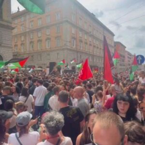 Elisa Di Eusanio Instagram - Eravamo un mare
Eravamo belli 
Eravamo lì per agire il nostro diritto 
Il nostro dissenso 
Per proteggere 
Per urlare 
Eravamo lì per Amore 
Io ho percepito solo Amore oggi 
La volontà di esserci 
Di lottare 
Di non arrendersi 
Stiamo vivendo un tempo che ci chiama
Ha bisogno di aiuto 
C'è bisogno di un risveglio collettivo di coscienza 

Chi sono io?
Non bisognerebbe mai smettere di tentare di rispondere alla prima unica grande domanda che riguarda il nostro esistere 

Grazie a tuttə 
Soprattutto ai miei meravigliosi compagni di viaggio nel lavoro 
che da oggi sono un po' più fratelli e sorelle di viaggio nella vita 
Vi voglio bene ❤️✊

E grazie @medicisenzafrontiere siete speciali 🙏

@pierpaolospollon @giovanni_scifoni @marco__rossetti @matildegioli @lauracravedi