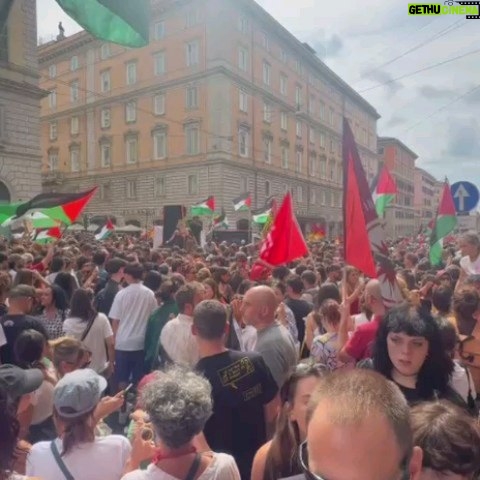 Elisa Di Eusanio - 9.5K Likes - Eravamo un mare
Eravamo belli 
Eravamo lì per agire il nostro diritto 
Il nostro dissenso 
Per proteggere 
Per urlare 
Eravamo lì per Amore 
Io ho percepito solo Amore oggi 
La volontà di esserci 
Di lottare 
Di non arrendersi 
Stiamo vivendo un tempo che ci chiama
Ha bisogno di aiuto 
C'è bisogno di un risveglio collettivo di coscienza 

Chi sono io?
Non bisognerebbe mai smettere di tentare di rispondere alla prima unica grande domanda che riguarda il nostro esistere 

Grazie a tuttə 
Soprattutto ai miei meravigliosi compagni di viaggio nel lavoro 
che da oggi sono un po' più fratelli e sorelle di viaggio nella vita 
Vi voglio bene ❤️✊

E grazie @medicisenzafrontiere siete speciali 🙏

@pierpaolospollon @giovanni_scifoni @marco__rossetti @matildegioli @lauracravedi