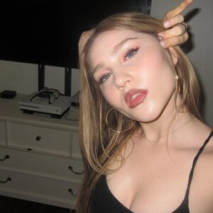 Ella Anderson Instagram - bisou bisou
