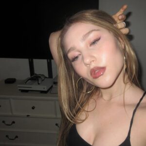 Ella Anderson Instagram - bisou bisou