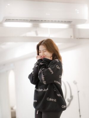 Ella Cruz Instagram - Keeping the studio calm and cozy with GREE❄️, even when the flow gets fiery 🔥
