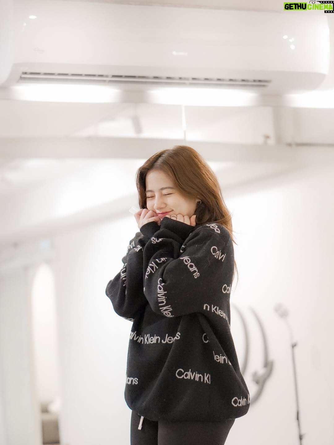 Ella Cruz - 5.8K Likes - Keeping the studio calm and cozy with GREE❄️, even when the flow gets fiery 🔥
