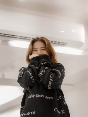 Ella Cruz Instagram - Keeping the studio calm and cozy with GREE❄️, even when the flow gets fiery 🔥