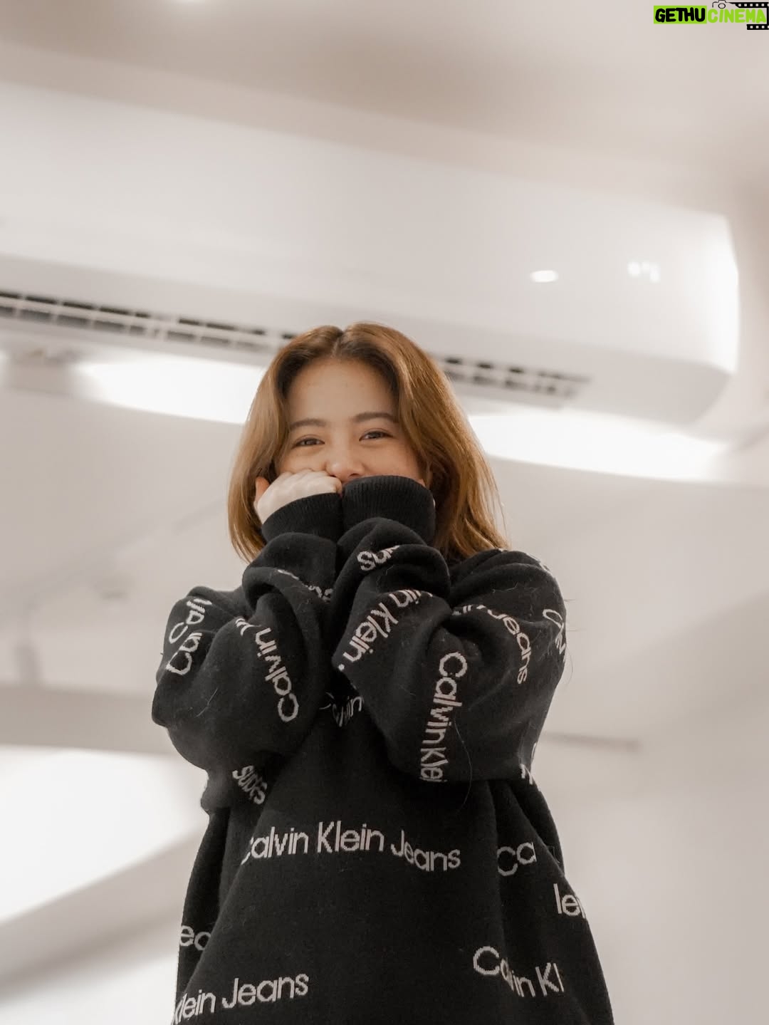Ella Cruz - 5.8K Likes - Keeping the studio calm and cozy with GREE❄️, even when the flow gets fiery 🔥