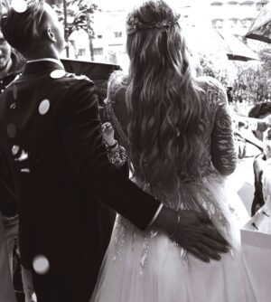 Elsa Dasc Instagram - 6 ans de mariage 💍 Les années passent et tu es toujours là, à mes côtés. Nos vies ont tellement changé, j’ai du mal à y croire. On a traversé, grandi, construit. Même quand la vie pique un peu, je sais que c’est toi, toujours toi, qui en vaux la peine. Fière d’être ton amoureuse, ta femme et ton amante. Je t’aime fort 🖤 #nocedechypre