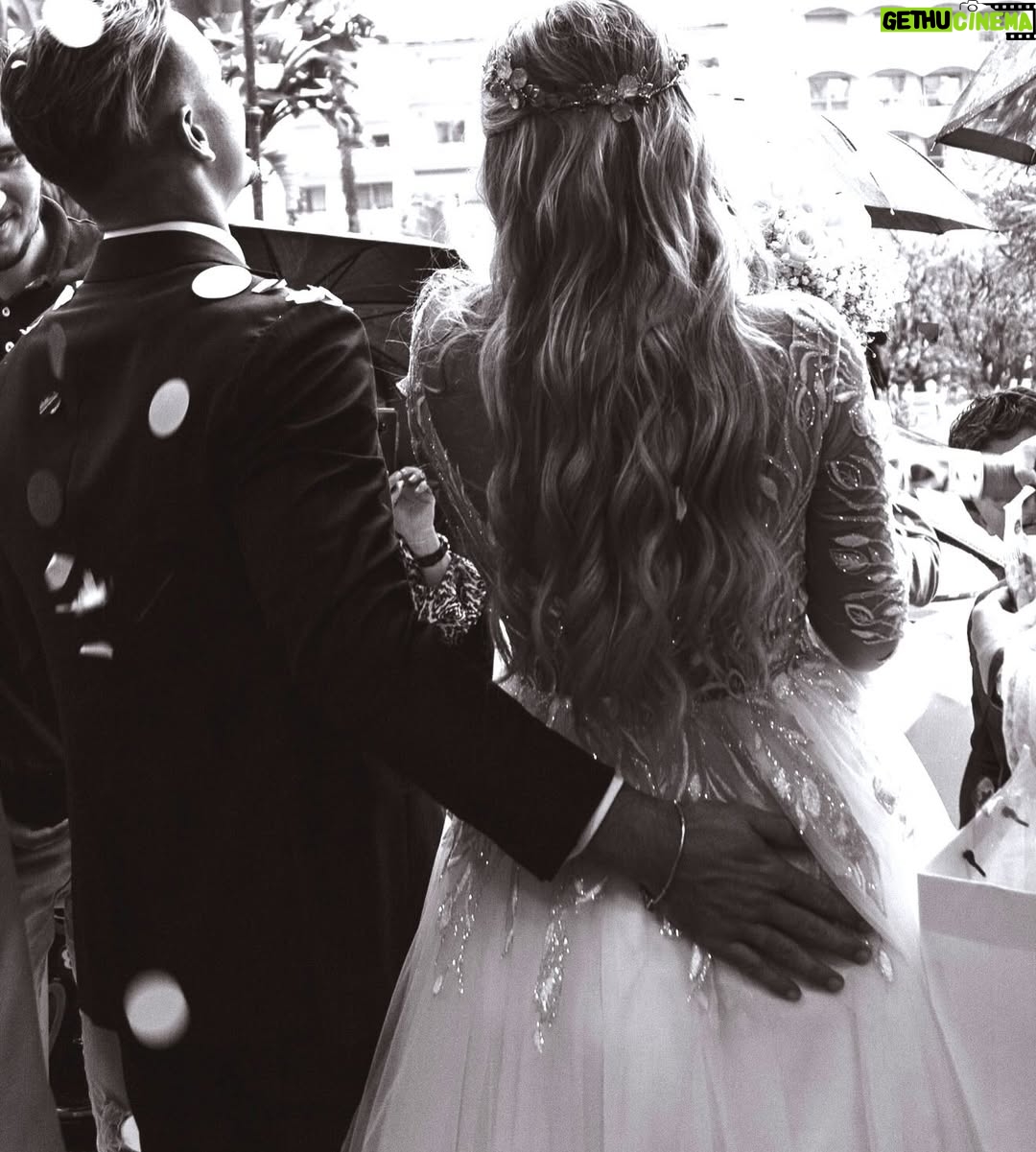 Elsa Dasc - 47.4K Likes - 6 ans de mariage 💍 Les années passent et tu es toujours là, à mes côtés. Nos vies ont tellement changé, j’ai du mal à y croire. On a traversé, grandi, construit. Même quand la vie pique un peu, je sais que c’est toi, toujours toi, qui en vaux la peine. Fière d’être ton amoureuse, ta femme et ton amante. Je t’aime fort 🖤 #nocedechypre