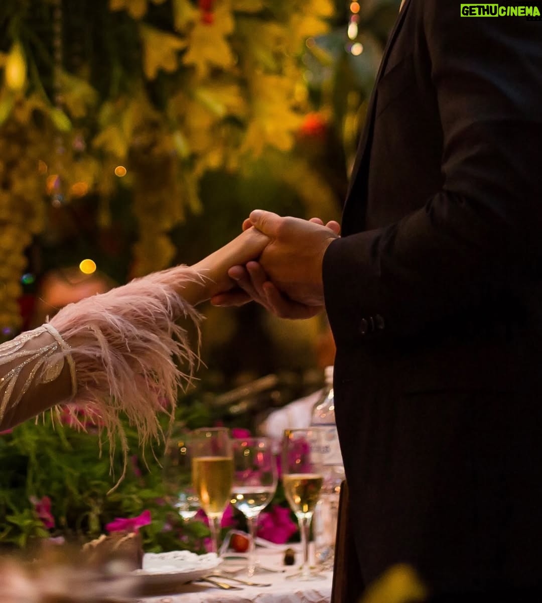 Elsa Dasc - 47.4K Likes - 6 ans de mariage 💍 Les années passent et tu es toujours là, à mes côtés. Nos vies ont tellement changé, j’ai du mal à y croire. On a traversé, grandi, construit. Même quand la vie pique un peu, je sais que c’est toi, toujours toi, qui en vaux la peine. Fière d’être ton amoureuse, ta femme et ton amante. Je t’aime fort 🖤 #nocedechypre