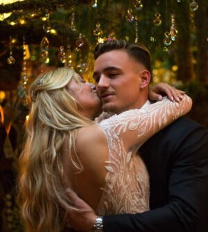 Elsa Dasc Instagram - 6 ans de mariage 💍 Les années passent et tu es toujours là, à mes côtés. Nos vies ont tellement changé, j’ai du mal à y croire. On a traversé, grandi, construit. Même quand la vie pique un peu, je sais que c’est toi, toujours toi, qui en vaux la peine. Fière d’être ton amoureuse, ta femme et ton amante. Je t’aime fort 🖤 #nocedechypre
