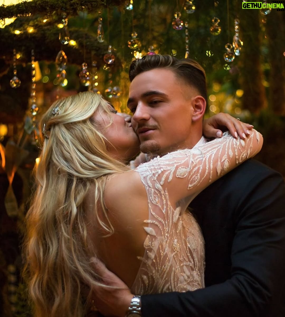Elsa Dasc - 47.4K Likes - 6 ans de mariage 💍 Les années passent et tu es toujours là, à mes côtés. Nos vies ont tellement changé, j’ai du mal à y croire. On a traversé, grandi, construit. Même quand la vie pique un peu, je sais que c’est toi, toujours toi, qui en vaux la peine. Fière d’être ton amoureuse, ta femme et ton amante. Je t’aime fort 🖤 #nocedechypre