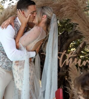 Elsa Dasc Instagram - 6 ans de mariage 💍 Les années passent et tu es toujours là, à mes côtés. Nos vies ont tellement changé, j’ai du mal à y croire. On a traversé, grandi, construit. Même quand la vie pique un peu, je sais que c’est toi, toujours toi, qui en vaux la peine. Fière d’être ton amoureuse, ta femme et ton amante. Je t’aime fort 🖤 #nocedechypre