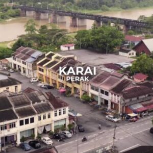 Emelda Rosemila Instagram - Part 1.
Persinggahan yg penuh emosi.

Karai. Nama sebuah tempat yg tersemat indah dlm ingatan mel sejak kecil. Salah satu tempat yg ada dlm bucket list yg mel nak re-visit. Tempat tinggal atuk & nenek saudara yg menjadi tempat favorite mel masa kecik2 sbb ada sungai. Tahun 80an. Mel masih sekolah rendah. Bila ayah-ngah ( abg mama mel ) balik ipoh dari KL, Karai menjadi destinasi wajib. Dia akan ajak opah mel and angkut mel sekali klu cuti sekolah. Mmg suka sgt dpt pergi rumah tokcik, sbb boleh mandi sungai berejam2 smpai kena marah baru naik, jari smpai kecut2. Tapi, perjalanan menuju ke Karai tu mel tak suka, belum ada highway so kena guna jalan lama sungai siput, kdg klu bertolak malam, gelap ya amat, dikelilingi hutan & hanya bercahayakan bulan & bintang.

Dah smpai Karai pun, kena park kereta kat atas bukit, lepas tu kena jalan kaki turun bukit sbb takde laluan kereta. Jalan denai kecik jer, kiri kanan sawah padi dalam hutan banat gelap gelita. Kena menyelusuri jalan2 kecik utk sampai ke rumah tokcik yg terpencil dlm hutan. Kiri kanan tak ada rmh org. Rmh semua jauh2. 10 minit jugakla nak jalan. Mel mesti tutup mata peluk opah ketat2. Mel masih ingat perjalanan dan pengalaman itu dgn jelas, sbb ia memerlukan kekuatan mental yg tinggi utk smpai ke rumah tokcik utk budak 9 - 10 tahun. Menakutkan.😅

Rmh tokcik takde letrik. Takde tv. Klu mlm pasang lampu minyak tanah. Sebak bila membayangkan wajah2 kesayangan duduk melingkar, berbual sambil menikmati kopi kampung pekat. Gelak tawa mereka menjadi muzik indah dalam malam yg sunyi, hanya bertemankan lampu minyak tanah borak sampai lewat malam. Mel akan baring diriba opah sambil dengar org dewasa berborak. Gelak ketawa dorang masih segar dlm ingatan. Serba tak cukup, tapi sgt2 bahagia.🥹

Bila siang, dari pagi dah paksa opah & atuk bwk mandi sungai. Terpaksala dorg melayan. Klu mandi dgn atuk best sbb dia kelakar selalu entertain dgn lawak2 dia. Dia pandai tangkap udang2 kecik lepas tu terus makan. Fresh katanya😅. 

Sambung part 2.
