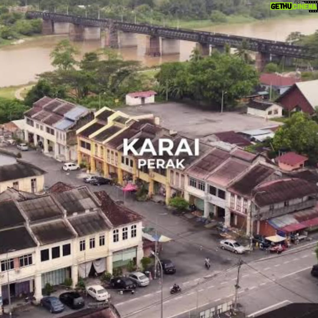 Emelda Rosemila - 1.5K Likes - Part 1.
Persinggahan yg penuh emosi.

Karai. Nama sebuah tempat yg tersemat indah dlm ingatan mel sejak kecil. Salah satu tempat yg ada dlm bucket list yg mel nak re-visit. Tempat tinggal atuk & nenek saudara yg menjadi tempat favorite mel masa kecik2 sbb ada sungai. Tahun 80an. Mel masih sekolah rendah. Bila ayah-ngah ( abg mama mel ) balik ipoh dari KL, Karai menjadi destinasi wajib. Dia akan ajak opah mel and angkut mel sekali klu cuti sekolah. Mmg suka sgt dpt pergi rumah tokcik, sbb boleh mandi sungai berejam2 smpai kena marah baru naik, jari smpai kecut2. Tapi, perjalanan menuju ke Karai tu mel tak suka, belum ada highway so kena guna jalan lama sungai siput, kdg klu bertolak malam, gelap ya amat, dikelilingi hutan & hanya bercahayakan bulan & bintang.

Dah smpai Karai pun, kena park kereta kat atas bukit, lepas tu kena jalan kaki turun bukit sbb takde laluan kereta. Jalan denai kecik jer, kiri kanan sawah padi dalam hutan banat gelap gelita. Kena menyelusuri jalan2 kecik utk sampai ke rumah tokcik yg terpencil dlm hutan. Kiri kanan tak ada rmh org. Rmh semua jauh2. 10 minit jugakla nak jalan. Mel mesti tutup mata peluk opah ketat2. Mel masih ingat perjalanan dan pengalaman itu dgn jelas, sbb ia memerlukan kekuatan mental yg tinggi utk smpai ke rumah tokcik utk budak 9 - 10 tahun. Menakutkan.😅

Rmh tokcik takde letrik. Takde tv. Klu mlm pasang lampu minyak tanah. Sebak bila membayangkan wajah2 kesayangan duduk melingkar, berbual sambil menikmati kopi kampung pekat. Gelak tawa mereka menjadi muzik indah dalam malam yg sunyi, hanya bertemankan lampu minyak tanah borak sampai lewat malam. Mel akan baring diriba opah sambil dengar org dewasa berborak. Gelak ketawa dorang masih segar dlm ingatan. Serba tak cukup, tapi sgt2 bahagia.🥹

Bila siang, dari pagi dah paksa opah & atuk bwk mandi sungai. Terpaksala dorg melayan. Klu mandi dgn atuk best sbb dia kelakar selalu entertain dgn lawak2 dia. Dia pandai tangkap udang2 kecik lepas tu terus makan. Fresh katanya😅. 

Sambung part 2.