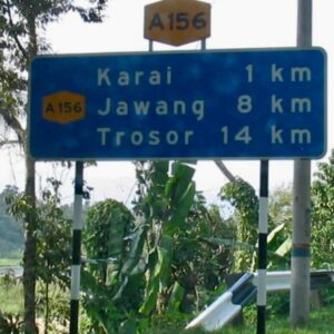 Emelda Rosemila Instagram - Part 1.
Persinggahan yg penuh emosi.

Karai. Nama sebuah tempat yg tersemat indah dlm ingatan mel sejak kecil. Salah satu tempat yg ada dlm bucket list yg mel nak re-visit. Tempat tinggal atuk & nenek saudara yg menjadi tempat favorite mel masa kecik2 sbb ada sungai. Tahun 80an. Mel masih sekolah rendah. Bila ayah-ngah ( abg mama mel ) balik ipoh dari KL, Karai menjadi destinasi wajib. Dia akan ajak opah mel and angkut mel sekali klu cuti sekolah. Mmg suka sgt dpt pergi rumah tokcik, sbb boleh mandi sungai berejam2 smpai kena marah baru naik, jari smpai kecut2. Tapi, perjalanan menuju ke Karai tu mel tak suka, belum ada highway so kena guna jalan lama sungai siput, kdg klu bertolak malam, gelap ya amat, dikelilingi hutan & hanya bercahayakan bulan & bintang.

Dah smpai Karai pun, kena park kereta kat atas bukit, lepas tu kena jalan kaki turun bukit sbb takde laluan kereta. Jalan denai kecik jer, kiri kanan sawah padi dalam hutan banat gelap gelita. Kena menyelusuri jalan2 kecik utk sampai ke rumah tokcik yg terpencil dlm hutan. Kiri kanan tak ada rmh org. Rmh semua jauh2. 10 minit jugakla nak jalan. Mel mesti tutup mata peluk opah ketat2. Mel masih ingat perjalanan dan pengalaman itu dgn jelas, sbb ia memerlukan kekuatan mental yg tinggi utk smpai ke rumah tokcik utk budak 9 - 10 tahun. Menakutkan.😅

Rmh tokcik takde letrik. Takde tv. Klu mlm pasang lampu minyak tanah. Sebak bila membayangkan wajah2 kesayangan duduk melingkar, berbual sambil menikmati kopi kampung pekat. Gelak tawa mereka menjadi muzik indah dalam malam yg sunyi, hanya bertemankan lampu minyak tanah borak sampai lewat malam. Mel akan baring diriba opah sambil dengar org dewasa berborak. Gelak ketawa dorang masih segar dlm ingatan. Serba tak cukup, tapi sgt2 bahagia.🥹

Bila siang, dari pagi dah paksa opah & atuk bwk mandi sungai. Terpaksala dorg melayan. Klu mandi dgn atuk best sbb dia kelakar selalu entertain dgn lawak2 dia. Dia pandai tangkap udang2 kecik lepas tu terus makan. Fresh katanya😅. 

Sambung part 2.