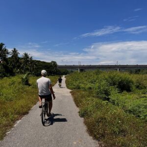 Emelda Rosemila Instagram - Part 1.
Persinggahan yg penuh emosi.

Karai. Nama sebuah tempat yg tersemat indah dlm ingatan mel sejak kecil. Salah satu tempat yg ada dlm bucket list yg mel nak re-visit. Tempat tinggal atuk & nenek saudara yg menjadi tempat favorite mel masa kecik2 sbb ada sungai. Tahun 80an. Mel masih sekolah rendah. Bila ayah-ngah ( abg mama mel ) balik ipoh dari KL, Karai menjadi destinasi wajib. Dia akan ajak opah mel and angkut mel sekali klu cuti sekolah. Mmg suka sgt dpt pergi rumah tokcik, sbb boleh mandi sungai berejam2 smpai kena marah baru naik, jari smpai kecut2. Tapi, perjalanan menuju ke Karai tu mel tak suka, belum ada highway so kena guna jalan lama sungai siput, kdg klu bertolak malam, gelap ya amat, dikelilingi hutan & hanya bercahayakan bulan & bintang.

Dah smpai Karai pun, kena park kereta kat atas bukit, lepas tu kena jalan kaki turun bukit sbb takde laluan kereta. Jalan denai kecik jer, kiri kanan sawah padi dalam hutan banat gelap gelita. Kena menyelusuri jalan2 kecik utk sampai ke rumah tokcik yg terpencil dlm hutan. Kiri kanan tak ada rmh org. Rmh semua jauh2. 10 minit jugakla nak jalan. Mel mesti tutup mata peluk opah ketat2. Mel masih ingat perjalanan dan pengalaman itu dgn jelas, sbb ia memerlukan kekuatan mental yg tinggi utk smpai ke rumah tokcik utk budak 9 - 10 tahun. Menakutkan.😅

Rmh tokcik takde letrik. Takde tv. Klu mlm pasang lampu minyak tanah. Sebak bila membayangkan wajah2 kesayangan duduk melingkar, berbual sambil menikmati kopi kampung pekat. Gelak tawa mereka menjadi muzik indah dalam malam yg sunyi, hanya bertemankan lampu minyak tanah borak sampai lewat malam. Mel akan baring diriba opah sambil dengar org dewasa berborak. Gelak ketawa dorang masih segar dlm ingatan. Serba tak cukup, tapi sgt2 bahagia.🥹

Bila siang, dari pagi dah paksa opah & atuk bwk mandi sungai. Terpaksala dorg melayan. Klu mandi dgn atuk best sbb dia kelakar selalu entertain dgn lawak2 dia. Dia pandai tangkap udang2 kecik lepas tu terus makan. Fresh katanya😅. 

Sambung part 2.