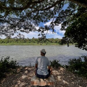 Emelda Rosemila Instagram - Part 1.
Persinggahan yg penuh emosi.

Karai. Nama sebuah tempat yg tersemat indah dlm ingatan mel sejak kecil. Salah satu tempat yg ada dlm bucket list yg mel nak re-visit. Tempat tinggal atuk & nenek saudara yg menjadi tempat favorite mel masa kecik2 sbb ada sungai. Tahun 80an. Mel masih sekolah rendah. Bila ayah-ngah ( abg mama mel ) balik ipoh dari KL, Karai menjadi destinasi wajib. Dia akan ajak opah mel and angkut mel sekali klu cuti sekolah. Mmg suka sgt dpt pergi rumah tokcik, sbb boleh mandi sungai berejam2 smpai kena marah baru naik, jari smpai kecut2. Tapi, perjalanan menuju ke Karai tu mel tak suka, belum ada highway so kena guna jalan lama sungai siput, kdg klu bertolak malam, gelap ya amat, dikelilingi hutan & hanya bercahayakan bulan & bintang.

Dah smpai Karai pun, kena park kereta kat atas bukit, lepas tu kena jalan kaki turun bukit sbb takde laluan kereta. Jalan denai kecik jer, kiri kanan sawah padi dalam hutan banat gelap gelita. Kena menyelusuri jalan2 kecik utk sampai ke rumah tokcik yg terpencil dlm hutan. Kiri kanan tak ada rmh org. Rmh semua jauh2. 10 minit jugakla nak jalan. Mel mesti tutup mata peluk opah ketat2. Mel masih ingat perjalanan dan pengalaman itu dgn jelas, sbb ia memerlukan kekuatan mental yg tinggi utk smpai ke rumah tokcik utk budak 9 - 10 tahun. Menakutkan.😅

Rmh tokcik takde letrik. Takde tv. Klu mlm pasang lampu minyak tanah. Sebak bila membayangkan wajah2 kesayangan duduk melingkar, berbual sambil menikmati kopi kampung pekat. Gelak tawa mereka menjadi muzik indah dalam malam yg sunyi, hanya bertemankan lampu minyak tanah borak sampai lewat malam. Mel akan baring diriba opah sambil dengar org dewasa berborak. Gelak ketawa dorang masih segar dlm ingatan. Serba tak cukup, tapi sgt2 bahagia.🥹

Bila siang, dari pagi dah paksa opah & atuk bwk mandi sungai. Terpaksala dorg melayan. Klu mandi dgn atuk best sbb dia kelakar selalu entertain dgn lawak2 dia. Dia pandai tangkap udang2 kecik lepas tu terus makan. Fresh katanya😅. 

Sambung part 2.