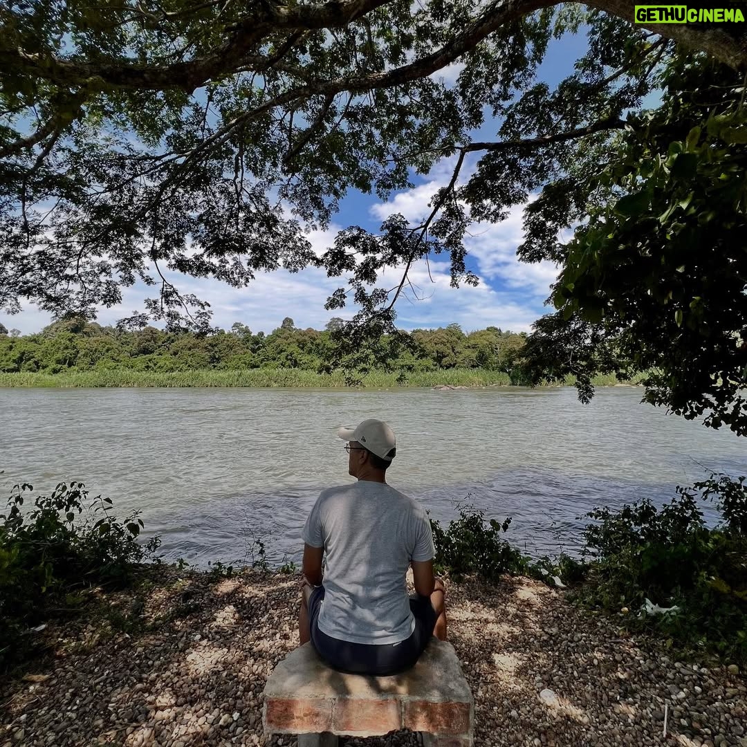 Emelda Rosemila - 1.5K Likes - Part 1.
Persinggahan yg penuh emosi.

Karai. Nama sebuah tempat yg tersemat indah dlm ingatan mel sejak kecil. Salah satu tempat yg ada dlm bucket list yg mel nak re-visit. Tempat tinggal atuk & nenek saudara yg menjadi tempat favorite mel masa kecik2 sbb ada sungai. Tahun 80an. Mel masih sekolah rendah. Bila ayah-ngah ( abg mama mel ) balik ipoh dari KL, Karai menjadi destinasi wajib. Dia akan ajak opah mel and angkut mel sekali klu cuti sekolah. Mmg suka sgt dpt pergi rumah tokcik, sbb boleh mandi sungai berejam2 smpai kena marah baru naik, jari smpai kecut2. Tapi, perjalanan menuju ke Karai tu mel tak suka, belum ada highway so kena guna jalan lama sungai siput, kdg klu bertolak malam, gelap ya amat, dikelilingi hutan & hanya bercahayakan bulan & bintang.

Dah smpai Karai pun, kena park kereta kat atas bukit, lepas tu kena jalan kaki turun bukit sbb takde laluan kereta. Jalan denai kecik jer, kiri kanan sawah padi dalam hutan banat gelap gelita. Kena menyelusuri jalan2 kecik utk sampai ke rumah tokcik yg terpencil dlm hutan. Kiri kanan tak ada rmh org. Rmh semua jauh2. 10 minit jugakla nak jalan. Mel mesti tutup mata peluk opah ketat2. Mel masih ingat perjalanan dan pengalaman itu dgn jelas, sbb ia memerlukan kekuatan mental yg tinggi utk smpai ke rumah tokcik utk budak 9 - 10 tahun. Menakutkan.😅

Rmh tokcik takde letrik. Takde tv. Klu mlm pasang lampu minyak tanah. Sebak bila membayangkan wajah2 kesayangan duduk melingkar, berbual sambil menikmati kopi kampung pekat. Gelak tawa mereka menjadi muzik indah dalam malam yg sunyi, hanya bertemankan lampu minyak tanah borak sampai lewat malam. Mel akan baring diriba opah sambil dengar org dewasa berborak. Gelak ketawa dorang masih segar dlm ingatan. Serba tak cukup, tapi sgt2 bahagia.🥹

Bila siang, dari pagi dah paksa opah & atuk bwk mandi sungai. Terpaksala dorg melayan. Klu mandi dgn atuk best sbb dia kelakar selalu entertain dgn lawak2 dia. Dia pandai tangkap udang2 kecik lepas tu terus makan. Fresh katanya😅. 

Sambung part 2.