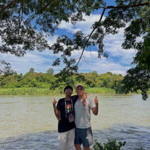 Emelda Rosemila Instagram - Part 1.
Persinggahan yg penuh emosi.

Karai. Nama sebuah tempat yg tersemat indah dlm ingatan mel sejak kecil. Salah satu tempat yg ada dlm bucket list yg mel nak re-visit. Tempat tinggal atuk & nenek saudara yg menjadi tempat favorite mel masa kecik2 sbb ada sungai. Tahun 80an. Mel masih sekolah rendah. Bila ayah-ngah ( abg mama mel ) balik ipoh dari KL, Karai menjadi destinasi wajib. Dia akan ajak opah mel and angkut mel sekali klu cuti sekolah. Mmg suka sgt dpt pergi rumah tokcik, sbb boleh mandi sungai berejam2 smpai kena marah baru naik, jari smpai kecut2. Tapi, perjalanan menuju ke Karai tu mel tak suka, belum ada highway so kena guna jalan lama sungai siput, kdg klu bertolak malam, gelap ya amat, dikelilingi hutan & hanya bercahayakan bulan & bintang.

Dah smpai Karai pun, kena park kereta kat atas bukit, lepas tu kena jalan kaki turun bukit sbb takde laluan kereta. Jalan denai kecik jer, kiri kanan sawah padi dalam hutan banat gelap gelita. Kena menyelusuri jalan2 kecik utk sampai ke rumah tokcik yg terpencil dlm hutan. Kiri kanan tak ada rmh org. Rmh semua jauh2. 10 minit jugakla nak jalan. Mel mesti tutup mata peluk opah ketat2. Mel masih ingat perjalanan dan pengalaman itu dgn jelas, sbb ia memerlukan kekuatan mental yg tinggi utk smpai ke rumah tokcik utk budak 9 - 10 tahun. Menakutkan.😅

Rmh tokcik takde letrik. Takde tv. Klu mlm pasang lampu minyak tanah. Sebak bila membayangkan wajah2 kesayangan duduk melingkar, berbual sambil menikmati kopi kampung pekat. Gelak tawa mereka menjadi muzik indah dalam malam yg sunyi, hanya bertemankan lampu minyak tanah borak sampai lewat malam. Mel akan baring diriba opah sambil dengar org dewasa berborak. Gelak ketawa dorang masih segar dlm ingatan. Serba tak cukup, tapi sgt2 bahagia.🥹

Bila siang, dari pagi dah paksa opah & atuk bwk mandi sungai. Terpaksala dorg melayan. Klu mandi dgn atuk best sbb dia kelakar selalu entertain dgn lawak2 dia. Dia pandai tangkap udang2 kecik lepas tu terus makan. Fresh katanya😅. 

Sambung part 2.