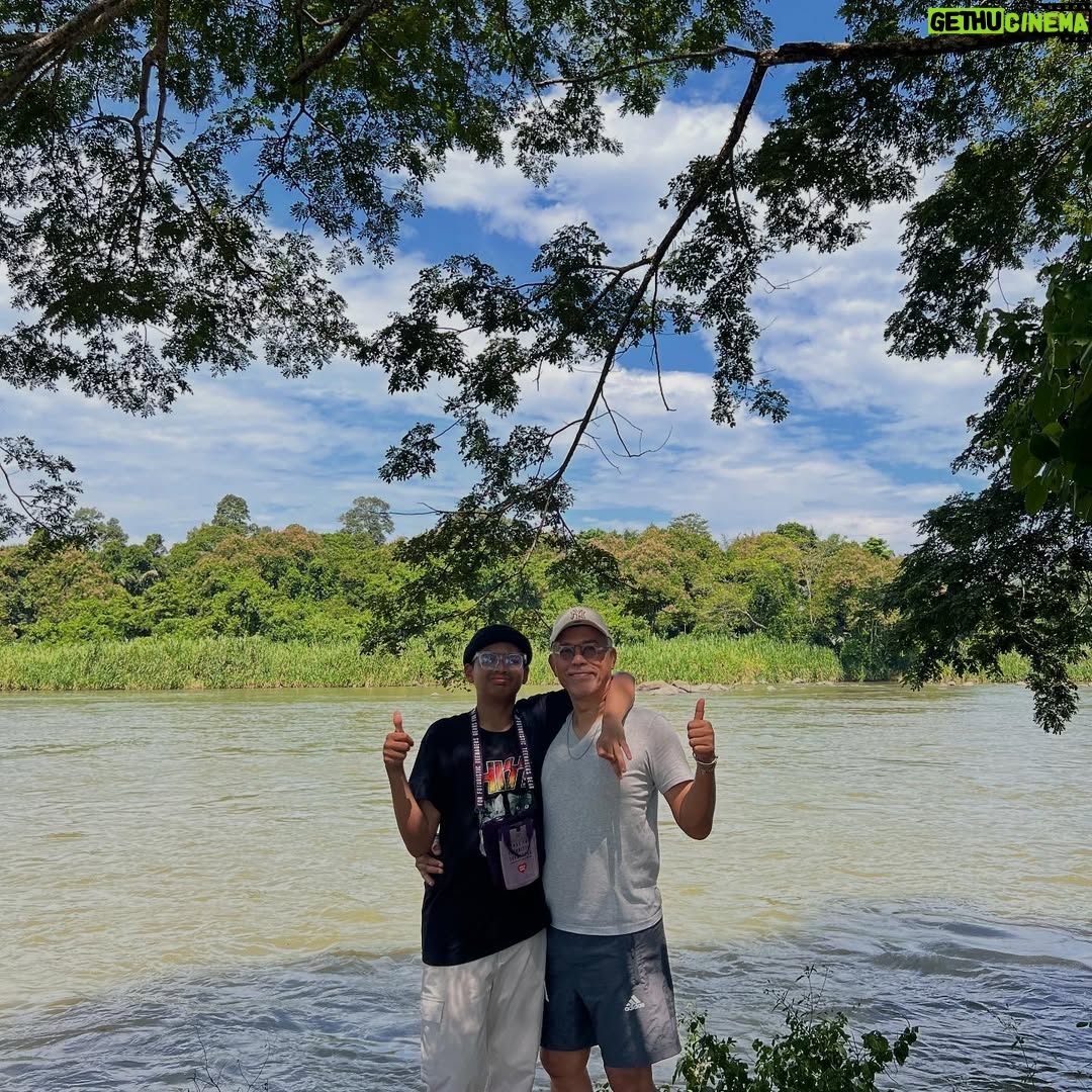 Emelda Rosemila - 1.5K Likes - Part 1.
Persinggahan yg penuh emosi.

Karai. Nama sebuah tempat yg tersemat indah dlm ingatan mel sejak kecil. Salah satu tempat yg ada dlm bucket list yg mel nak re-visit. Tempat tinggal atuk & nenek saudara yg menjadi tempat favorite mel masa kecik2 sbb ada sungai. Tahun 80an. Mel masih sekolah rendah. Bila ayah-ngah ( abg mama mel ) balik ipoh dari KL, Karai menjadi destinasi wajib. Dia akan ajak opah mel and angkut mel sekali klu cuti sekolah. Mmg suka sgt dpt pergi rumah tokcik, sbb boleh mandi sungai berejam2 smpai kena marah baru naik, jari smpai kecut2. Tapi, perjalanan menuju ke Karai tu mel tak suka, belum ada highway so kena guna jalan lama sungai siput, kdg klu bertolak malam, gelap ya amat, dikelilingi hutan & hanya bercahayakan bulan & bintang.

Dah smpai Karai pun, kena park kereta kat atas bukit, lepas tu kena jalan kaki turun bukit sbb takde laluan kereta. Jalan denai kecik jer, kiri kanan sawah padi dalam hutan banat gelap gelita. Kena menyelusuri jalan2 kecik utk sampai ke rumah tokcik yg terpencil dlm hutan. Kiri kanan tak ada rmh org. Rmh semua jauh2. 10 minit jugakla nak jalan. Mel mesti tutup mata peluk opah ketat2. Mel masih ingat perjalanan dan pengalaman itu dgn jelas, sbb ia memerlukan kekuatan mental yg tinggi utk smpai ke rumah tokcik utk budak 9 - 10 tahun. Menakutkan.😅

Rmh tokcik takde letrik. Takde tv. Klu mlm pasang lampu minyak tanah. Sebak bila membayangkan wajah2 kesayangan duduk melingkar, berbual sambil menikmati kopi kampung pekat. Gelak tawa mereka menjadi muzik indah dalam malam yg sunyi, hanya bertemankan lampu minyak tanah borak sampai lewat malam. Mel akan baring diriba opah sambil dengar org dewasa berborak. Gelak ketawa dorang masih segar dlm ingatan. Serba tak cukup, tapi sgt2 bahagia.🥹

Bila siang, dari pagi dah paksa opah & atuk bwk mandi sungai. Terpaksala dorg melayan. Klu mandi dgn atuk best sbb dia kelakar selalu entertain dgn lawak2 dia. Dia pandai tangkap udang2 kecik lepas tu terus makan. Fresh katanya😅. 

Sambung part 2.