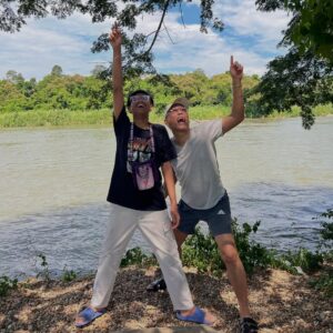 Emelda Rosemila Instagram - Part 1.
Persinggahan yg penuh emosi.

Karai. Nama sebuah tempat yg tersemat indah dlm ingatan mel sejak kecil. Salah satu tempat yg ada dlm bucket list yg mel nak re-visit. Tempat tinggal atuk & nenek saudara yg menjadi tempat favorite mel masa kecik2 sbb ada sungai. Tahun 80an. Mel masih sekolah rendah. Bila ayah-ngah ( abg mama mel ) balik ipoh dari KL, Karai menjadi destinasi wajib. Dia akan ajak opah mel and angkut mel sekali klu cuti sekolah. Mmg suka sgt dpt pergi rumah tokcik, sbb boleh mandi sungai berejam2 smpai kena marah baru naik, jari smpai kecut2. Tapi, perjalanan menuju ke Karai tu mel tak suka, belum ada highway so kena guna jalan lama sungai siput, kdg klu bertolak malam, gelap ya amat, dikelilingi hutan & hanya bercahayakan bulan & bintang.

Dah smpai Karai pun, kena park kereta kat atas bukit, lepas tu kena jalan kaki turun bukit sbb takde laluan kereta. Jalan denai kecik jer, kiri kanan sawah padi dalam hutan banat gelap gelita. Kena menyelusuri jalan2 kecik utk sampai ke rumah tokcik yg terpencil dlm hutan. Kiri kanan tak ada rmh org. Rmh semua jauh2. 10 minit jugakla nak jalan. Mel mesti tutup mata peluk opah ketat2. Mel masih ingat perjalanan dan pengalaman itu dgn jelas, sbb ia memerlukan kekuatan mental yg tinggi utk smpai ke rumah tokcik utk budak 9 - 10 tahun. Menakutkan.😅

Rmh tokcik takde letrik. Takde tv. Klu mlm pasang lampu minyak tanah. Sebak bila membayangkan wajah2 kesayangan duduk melingkar, berbual sambil menikmati kopi kampung pekat. Gelak tawa mereka menjadi muzik indah dalam malam yg sunyi, hanya bertemankan lampu minyak tanah borak sampai lewat malam. Mel akan baring diriba opah sambil dengar org dewasa berborak. Gelak ketawa dorang masih segar dlm ingatan. Serba tak cukup, tapi sgt2 bahagia.🥹

Bila siang, dari pagi dah paksa opah & atuk bwk mandi sungai. Terpaksala dorg melayan. Klu mandi dgn atuk best sbb dia kelakar selalu entertain dgn lawak2 dia. Dia pandai tangkap udang2 kecik lepas tu terus makan. Fresh katanya😅. 

Sambung part 2.