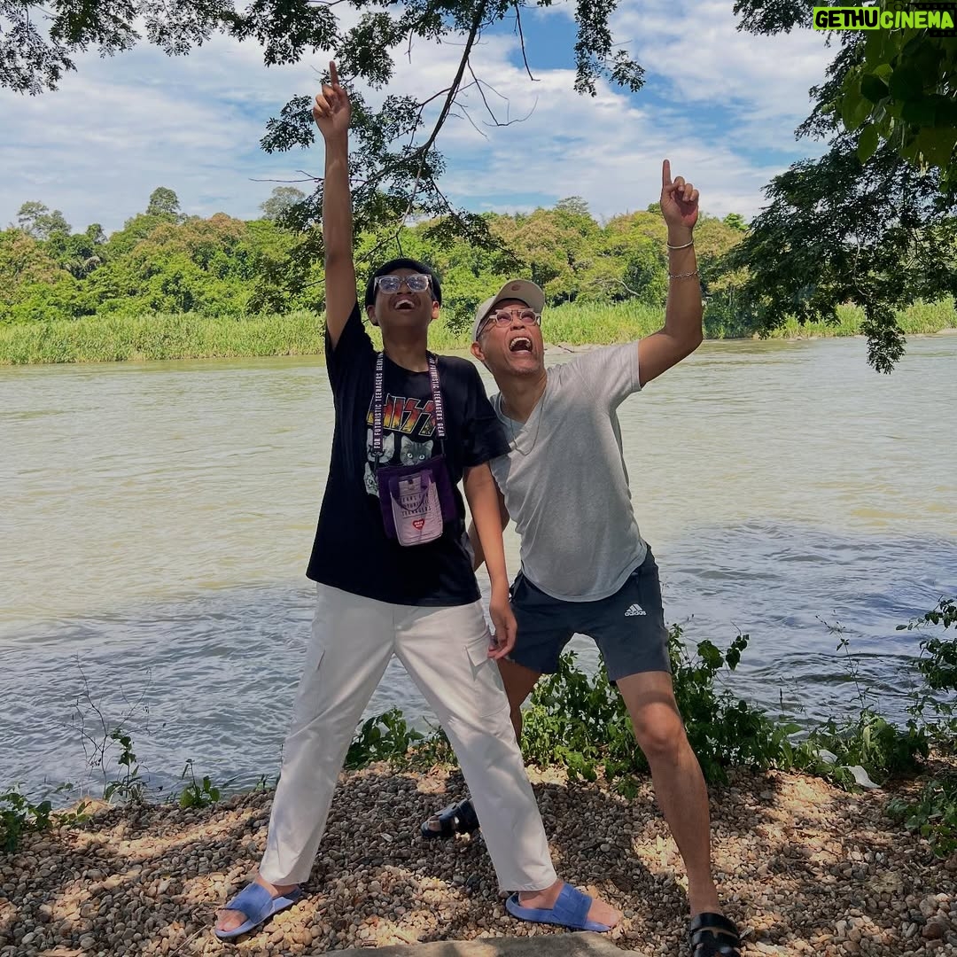 Emelda Rosemila - 1.5K Likes - Part 1.
Persinggahan yg penuh emosi.

Karai. Nama sebuah tempat yg tersemat indah dlm ingatan mel sejak kecil. Salah satu tempat yg ada dlm bucket list yg mel nak re-visit. Tempat tinggal atuk & nenek saudara yg menjadi tempat favorite mel masa kecik2 sbb ada sungai. Tahun 80an. Mel masih sekolah rendah. Bila ayah-ngah ( abg mama mel ) balik ipoh dari KL, Karai menjadi destinasi wajib. Dia akan ajak opah mel and angkut mel sekali klu cuti sekolah. Mmg suka sgt dpt pergi rumah tokcik, sbb boleh mandi sungai berejam2 smpai kena marah baru naik, jari smpai kecut2. Tapi, perjalanan menuju ke Karai tu mel tak suka, belum ada highway so kena guna jalan lama sungai siput, kdg klu bertolak malam, gelap ya amat, dikelilingi hutan & hanya bercahayakan bulan & bintang.

Dah smpai Karai pun, kena park kereta kat atas bukit, lepas tu kena jalan kaki turun bukit sbb takde laluan kereta. Jalan denai kecik jer, kiri kanan sawah padi dalam hutan banat gelap gelita. Kena menyelusuri jalan2 kecik utk sampai ke rumah tokcik yg terpencil dlm hutan. Kiri kanan tak ada rmh org. Rmh semua jauh2. 10 minit jugakla nak jalan. Mel mesti tutup mata peluk opah ketat2. Mel masih ingat perjalanan dan pengalaman itu dgn jelas, sbb ia memerlukan kekuatan mental yg tinggi utk smpai ke rumah tokcik utk budak 9 - 10 tahun. Menakutkan.😅

Rmh tokcik takde letrik. Takde tv. Klu mlm pasang lampu minyak tanah. Sebak bila membayangkan wajah2 kesayangan duduk melingkar, berbual sambil menikmati kopi kampung pekat. Gelak tawa mereka menjadi muzik indah dalam malam yg sunyi, hanya bertemankan lampu minyak tanah borak sampai lewat malam. Mel akan baring diriba opah sambil dengar org dewasa berborak. Gelak ketawa dorang masih segar dlm ingatan. Serba tak cukup, tapi sgt2 bahagia.🥹

Bila siang, dari pagi dah paksa opah & atuk bwk mandi sungai. Terpaksala dorg melayan. Klu mandi dgn atuk best sbb dia kelakar selalu entertain dgn lawak2 dia. Dia pandai tangkap udang2 kecik lepas tu terus makan. Fresh katanya😅. 

Sambung part 2.