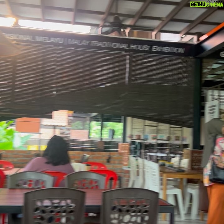 Emelda Rosemila - 1.5K Likes - Part 1.
Persinggahan yg penuh emosi.

Karai. Nama sebuah tempat yg tersemat indah dlm ingatan mel sejak kecil. Salah satu tempat yg ada dlm bucket list yg mel nak re-visit. Tempat tinggal atuk & nenek saudara yg menjadi tempat favorite mel masa kecik2 sbb ada sungai. Tahun 80an. Mel masih sekolah rendah. Bila ayah-ngah ( abg mama mel ) balik ipoh dari KL, Karai menjadi destinasi wajib. Dia akan ajak opah mel and angkut mel sekali klu cuti sekolah. Mmg suka sgt dpt pergi rumah tokcik, sbb boleh mandi sungai berejam2 smpai kena marah baru naik, jari smpai kecut2. Tapi, perjalanan menuju ke Karai tu mel tak suka, belum ada highway so kena guna jalan lama sungai siput, kdg klu bertolak malam, gelap ya amat, dikelilingi hutan & hanya bercahayakan bulan & bintang.

Dah smpai Karai pun, kena park kereta kat atas bukit, lepas tu kena jalan kaki turun bukit sbb takde laluan kereta. Jalan denai kecik jer, kiri kanan sawah padi dalam hutan banat gelap gelita. Kena menyelusuri jalan2 kecik utk sampai ke rumah tokcik yg terpencil dlm hutan. Kiri kanan tak ada rmh org. Rmh semua jauh2. 10 minit jugakla nak jalan. Mel mesti tutup mata peluk opah ketat2. Mel masih ingat perjalanan dan pengalaman itu dgn jelas, sbb ia memerlukan kekuatan mental yg tinggi utk smpai ke rumah tokcik utk budak 9 - 10 tahun. Menakutkan.😅

Rmh tokcik takde letrik. Takde tv. Klu mlm pasang lampu minyak tanah. Sebak bila membayangkan wajah2 kesayangan duduk melingkar, berbual sambil menikmati kopi kampung pekat. Gelak tawa mereka menjadi muzik indah dalam malam yg sunyi, hanya bertemankan lampu minyak tanah borak sampai lewat malam. Mel akan baring diriba opah sambil dengar org dewasa berborak. Gelak ketawa dorang masih segar dlm ingatan. Serba tak cukup, tapi sgt2 bahagia.🥹

Bila siang, dari pagi dah paksa opah & atuk bwk mandi sungai. Terpaksala dorg melayan. Klu mandi dgn atuk best sbb dia kelakar selalu entertain dgn lawak2 dia. Dia pandai tangkap udang2 kecik lepas tu terus makan. Fresh katanya😅. 

Sambung part 2.