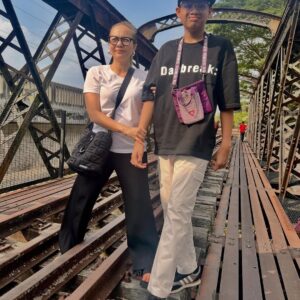 Emelda Rosemila Instagram - Part 1.
Persinggahan yg penuh emosi.

Karai. Nama sebuah tempat yg tersemat indah dlm ingatan mel sejak kecil. Salah satu tempat yg ada dlm bucket list yg mel nak re-visit. Tempat tinggal atuk & nenek saudara yg menjadi tempat favorite mel masa kecik2 sbb ada sungai. Tahun 80an. Mel masih sekolah rendah. Bila ayah-ngah ( abg mama mel ) balik ipoh dari KL, Karai menjadi destinasi wajib. Dia akan ajak opah mel and angkut mel sekali klu cuti sekolah. Mmg suka sgt dpt pergi rumah tokcik, sbb boleh mandi sungai berejam2 smpai kena marah baru naik, jari smpai kecut2. Tapi, perjalanan menuju ke Karai tu mel tak suka, belum ada highway so kena guna jalan lama sungai siput, kdg klu bertolak malam, gelap ya amat, dikelilingi hutan & hanya bercahayakan bulan & bintang.

Dah smpai Karai pun, kena park kereta kat atas bukit, lepas tu kena jalan kaki turun bukit sbb takde laluan kereta. Jalan denai kecik jer, kiri kanan sawah padi dalam hutan banat gelap gelita. Kena menyelusuri jalan2 kecik utk sampai ke rumah tokcik yg terpencil dlm hutan. Kiri kanan tak ada rmh org. Rmh semua jauh2. 10 minit jugakla nak jalan. Mel mesti tutup mata peluk opah ketat2. Mel masih ingat perjalanan dan pengalaman itu dgn jelas, sbb ia memerlukan kekuatan mental yg tinggi utk smpai ke rumah tokcik utk budak 9 - 10 tahun. Menakutkan.😅

Rmh tokcik takde letrik. Takde tv. Klu mlm pasang lampu minyak tanah. Sebak bila membayangkan wajah2 kesayangan duduk melingkar, berbual sambil menikmati kopi kampung pekat. Gelak tawa mereka menjadi muzik indah dalam malam yg sunyi, hanya bertemankan lampu minyak tanah borak sampai lewat malam. Mel akan baring diriba opah sambil dengar org dewasa berborak. Gelak ketawa dorang masih segar dlm ingatan. Serba tak cukup, tapi sgt2 bahagia.🥹

Bila siang, dari pagi dah paksa opah & atuk bwk mandi sungai. Terpaksala dorg melayan. Klu mandi dgn atuk best sbb dia kelakar selalu entertain dgn lawak2 dia. Dia pandai tangkap udang2 kecik lepas tu terus makan. Fresh katanya😅. 

Sambung part 2.