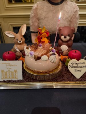 Emi Ōmatsu Instagram - 誕生日！
本日、32歳になりました！！！
30歳を超えるまでは何となく年齢を
重ねるのが怖かったのですが
30歳を超えてから人生がより楽しくなりました！！！
いつも応援してくださる皆様のおかげです
これからも末長くよろしくお願いします🫶

昨日は時マスが素敵なフレンチで
お祝いしてくれました！オシャ！！！！！！！
美しいお料理すぎて沢山写真とりました
（１枚目〜８枚目）
あ、７枚目は家でプレゼントもらったときのやつです

今日（誕生日当日）は雨の中
カレーを作って外で食べました！
雨が降っていたので撤退するかと思いきや
「何もしなくていいからゆっくりしてて！！！」
と言い、レインコートを着て
1人テントの設営を始めました。
何故そこまでしてテントをたてたかったのかは
謎に包まれていますが
とてもおいしかったし
とても楽しかったです
最高の時間をありがとう！